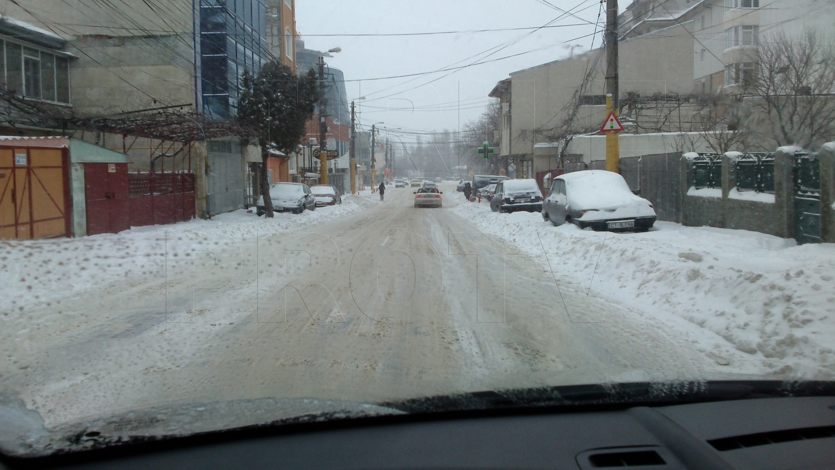 Imaginea zilei pe strazile din Romania, ingropate in zapada. Cum a fost surprins in trafic un sofer