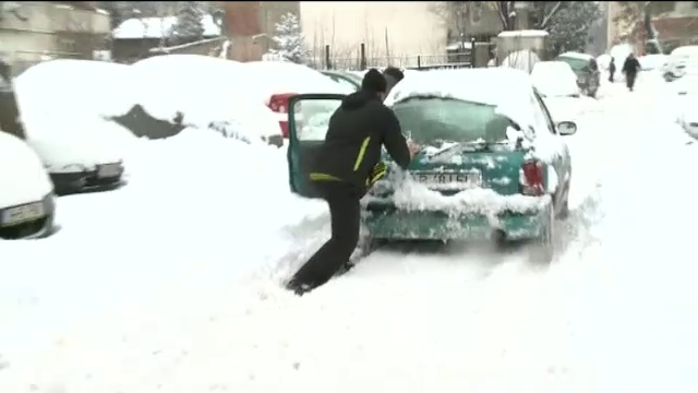 Razboiul bucurestenilor cu zapezile din parcari si strazile de dupa blocuri