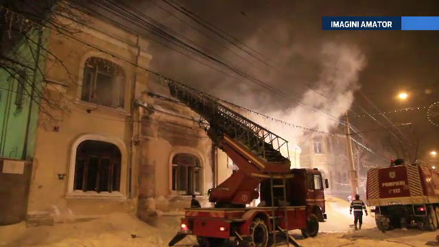 Cladire veche de un secol din Galati, distrusa de flacari. Oamenii strazii se adaposteau in ea