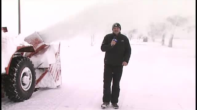 Catalin Radu Tanase transmite din Buzau. Oamenii se tem de noul val: "Aproape ne-a acoperit zapada, miercuri ne termina"