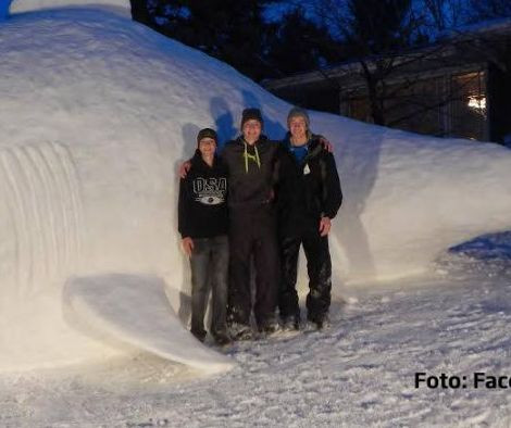 Poza care face SENZATIE pe internet! Ce se afla chiar in spatele acestor tineri