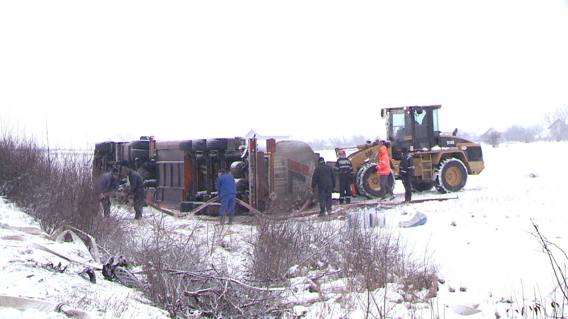 O cisterna plina cu combustibil s-a rasturnat la intrarea pe autostrada Timisoara - Arad