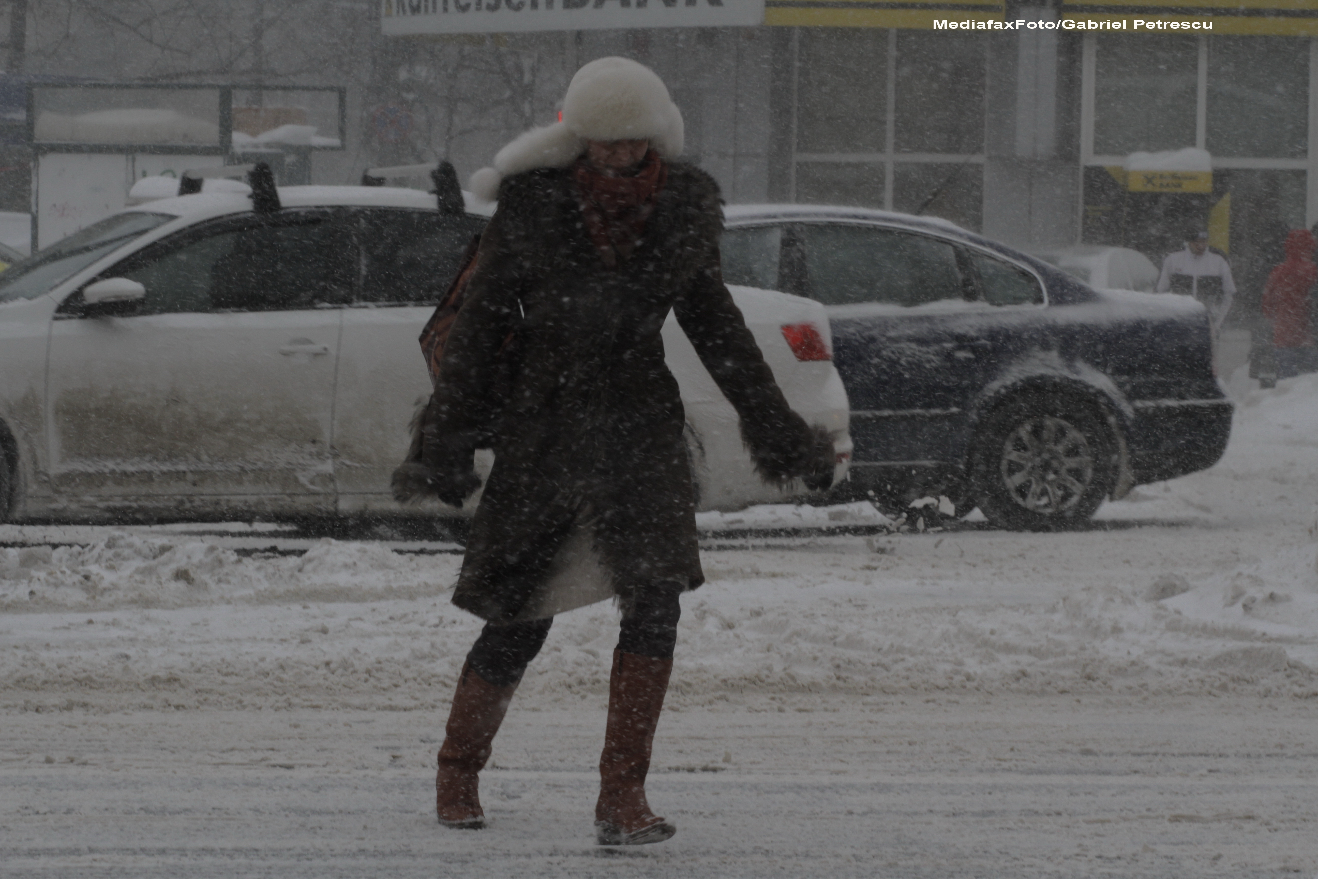 DOUA CODURI GALBENE de ninsori, vijelii si polei, pentru Bucuresti si 27 de judete. Prognoza meteo pana miercuri