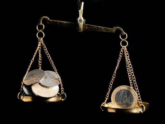 Cel mai mare lant de supermarketuri ar putea fi fortat sa renunte la o parte din magazinele Angst pe care vrea sa le preia