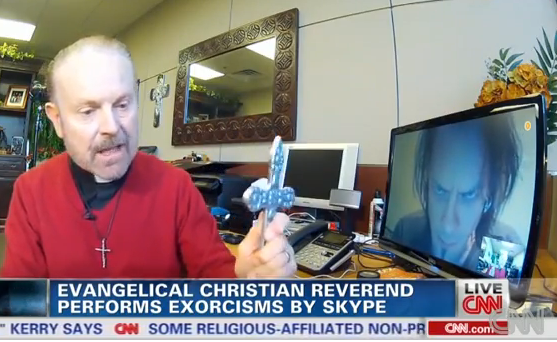 Exorcizare prin Skype. Preotul care a fost filmat in timp ce "salva de demoni" un om aflat de cealalta parte a Pamantului