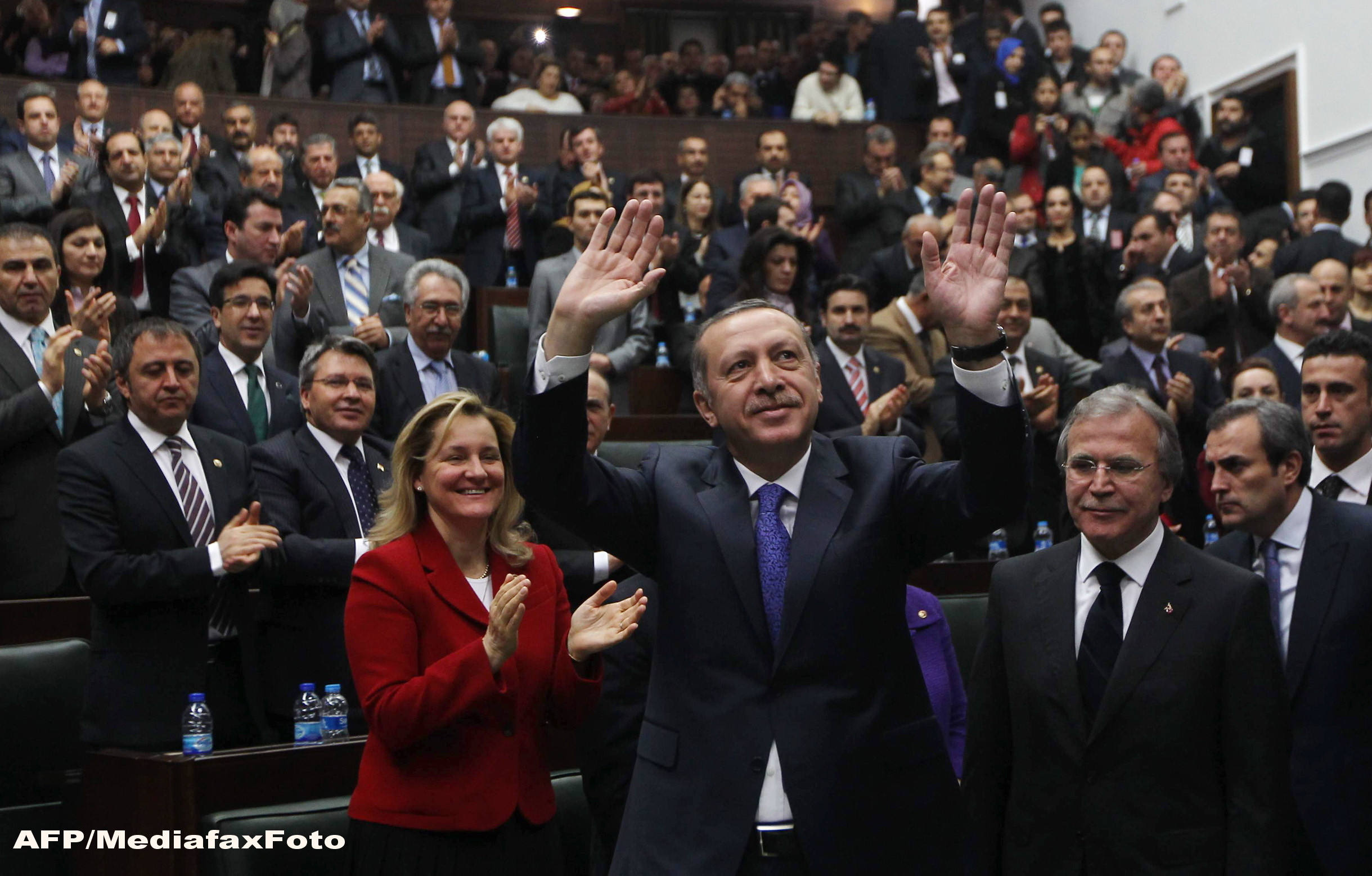 Premierul Turciei a facut senzatie. Si-a trimis holograma la o sedinta, sa vorbeasca in locul sau