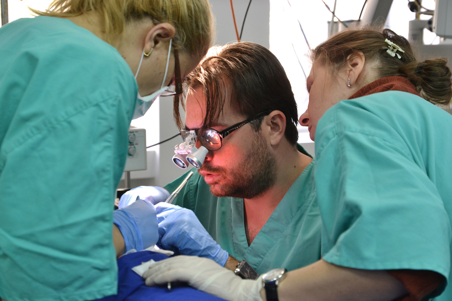 Ministerul Sanatatii face reguli pentru chirurgi cu Google Translate. “Protuberanta mentala” si “cavitatea” din pacient