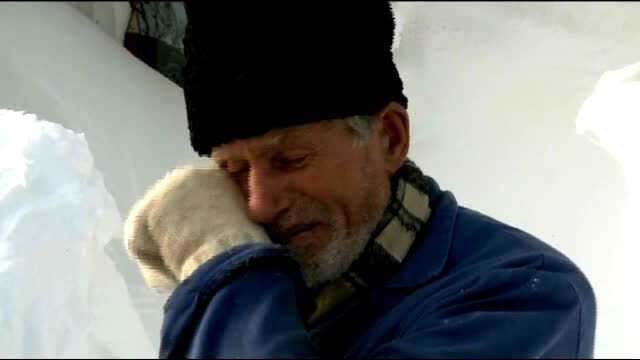 Oamenii din Buzau au scapat de viscol, dar au ramas cu lacrimile si zapada. "Daca nu ai pile, stai ca prostul si mori"