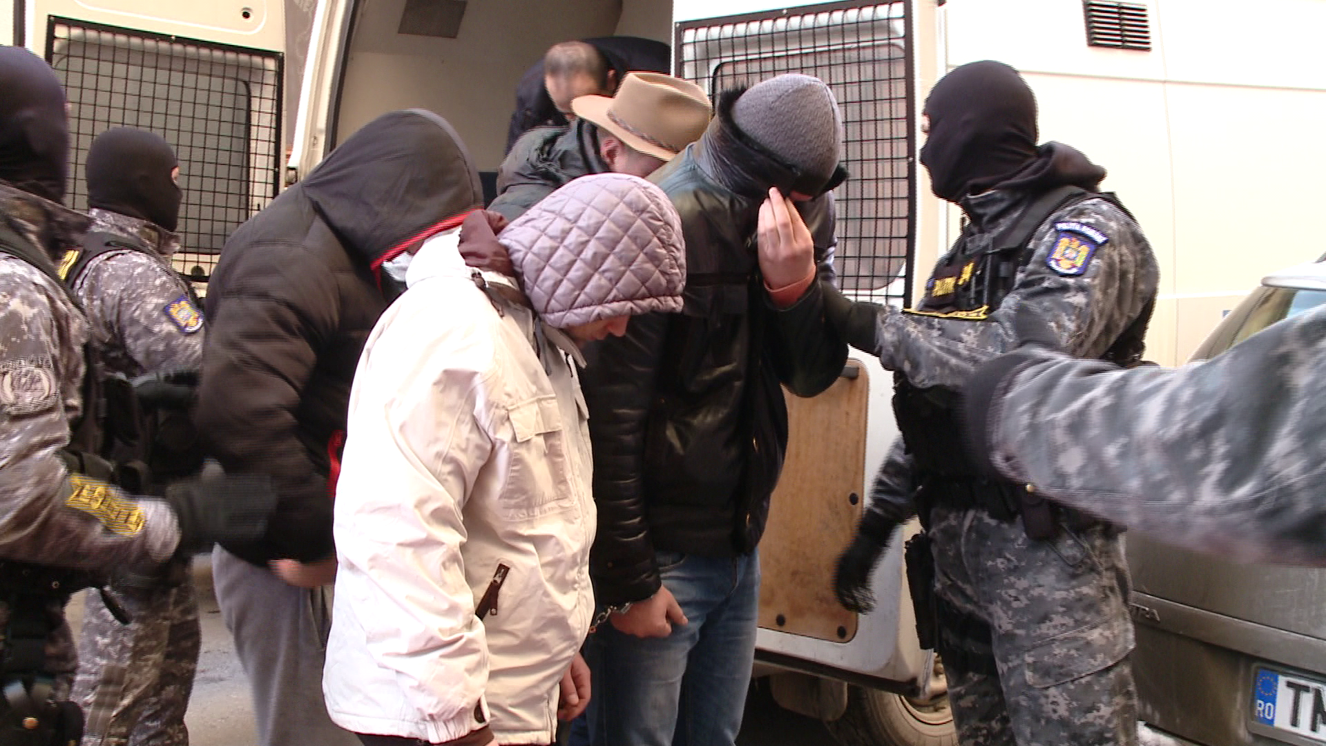 UPDATE. Sapte persoane suspectate ca ar fi spart locuinte de lux la pont au primit mandate de arestare