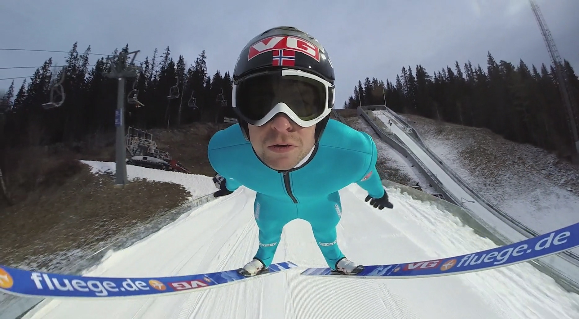 Schiorul care a lasat o lume intreaga cu gura cascata. S-a filmat singur in timpul unei sarituri cu schiurile