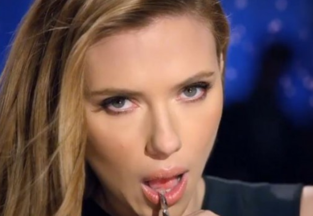 Americanii au CENZURAT-O pe Scarlett Johansson. Ce face actrita in aceasta imagine a INFURIAT Coca Cola
