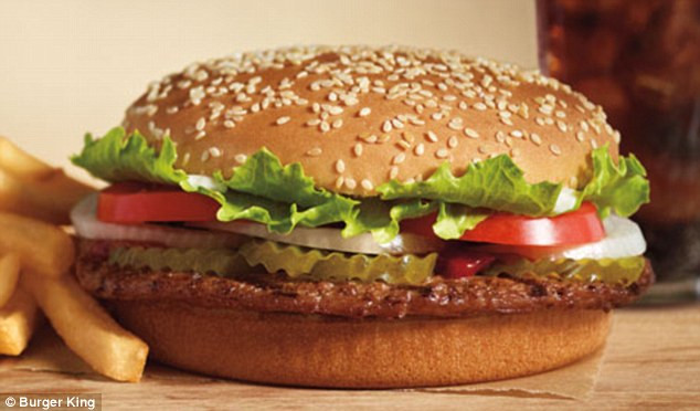 Restaurante vs fast fooduri. Cum ajunge o salata sa aiba mai multe calorii decat un Big Mac