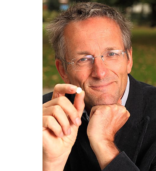 Experiment extrem la TV. Doctorul care a inghitit intentionat un ou de vierme parazit ce poate atinge 50 de metri