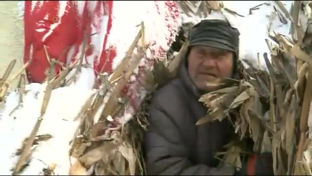 Viata de sub tunelurile de zapada din Buzau. Batranii dau o lectie de supravietuire: "Altii stau cu mana intinsa"
