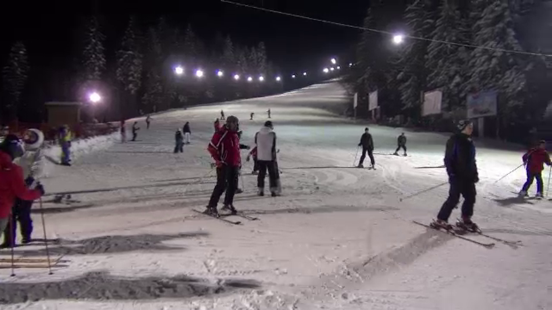 Bucuria primei zapezi adevarate i-a scos pe partii noaptea. Aglomeratie pe partiile de schi dupa lasarea intunericului