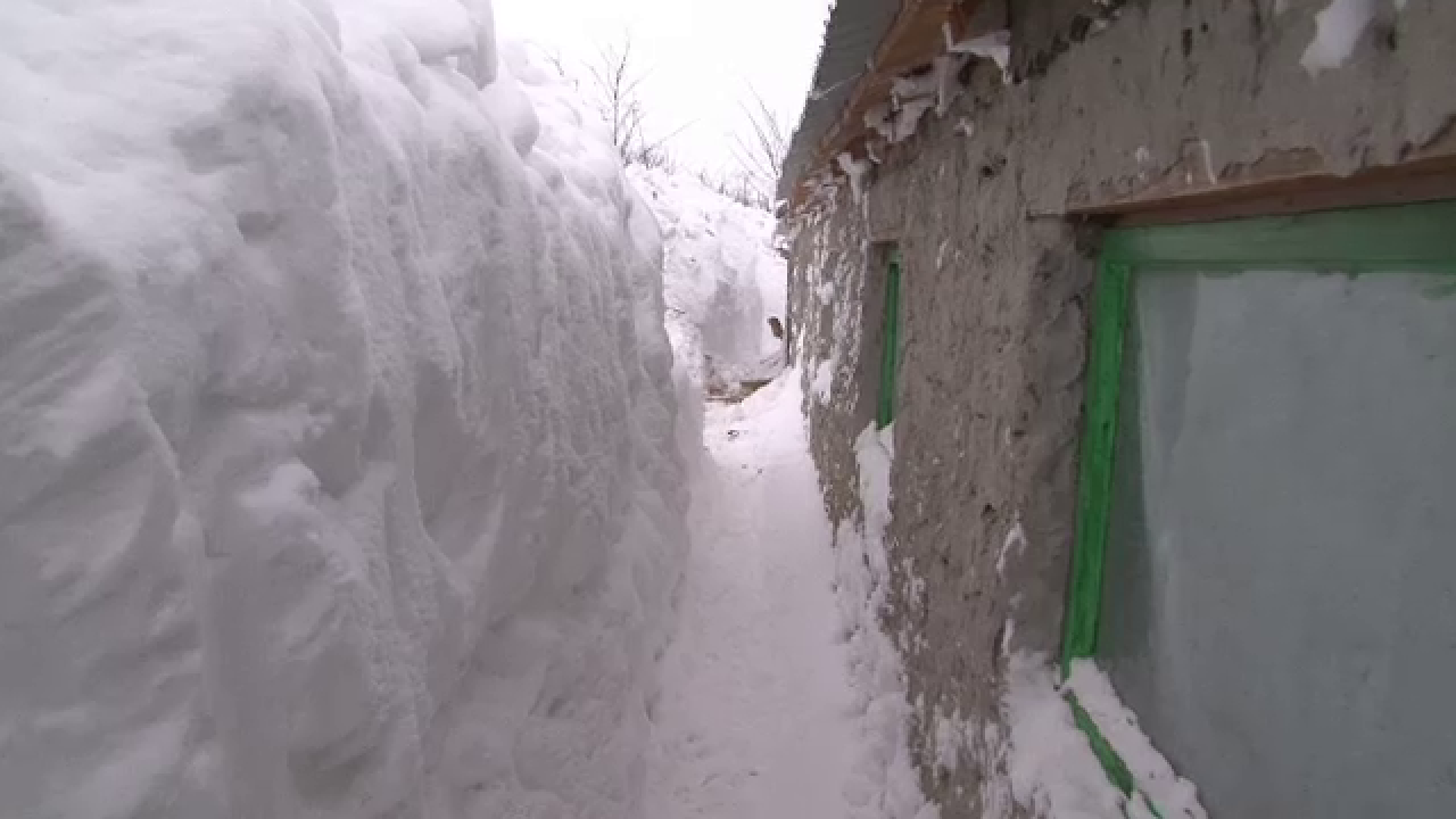 Drama romanilor din satele complet izolate din cauza ninsorilor. Stau ingropati in zapezi de 4 metri de o saptamana