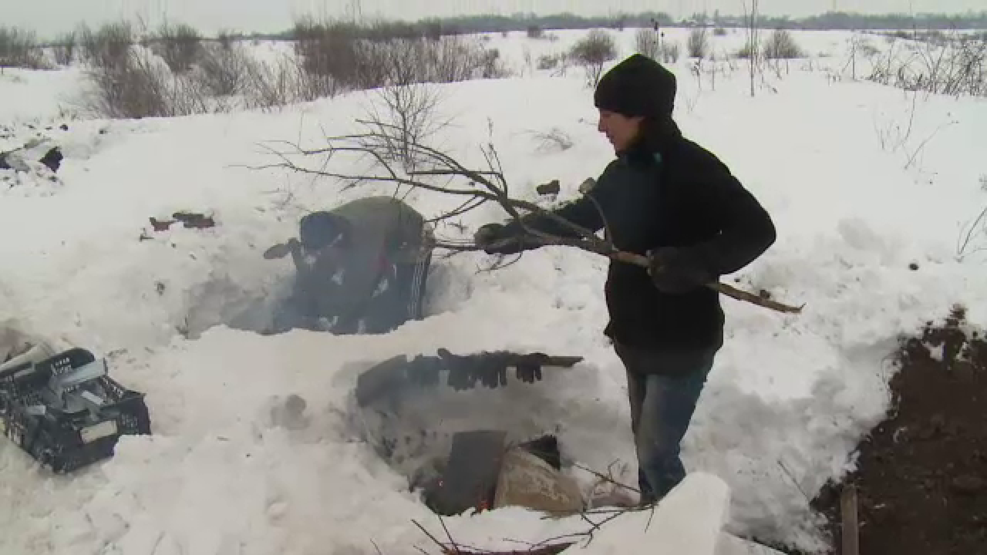 Sapa cu mainile goale prin zapada pentru o bucata de paine. Viata cautatorilor de fier vechi la -10 grade