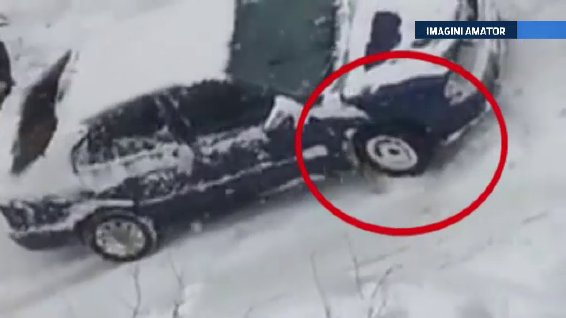 IMAGINI AMATOR. Ce a facut un barbat din Bucuresti ca sa isi scoata masina blocata in zapada. Imaginile au ajuns viral