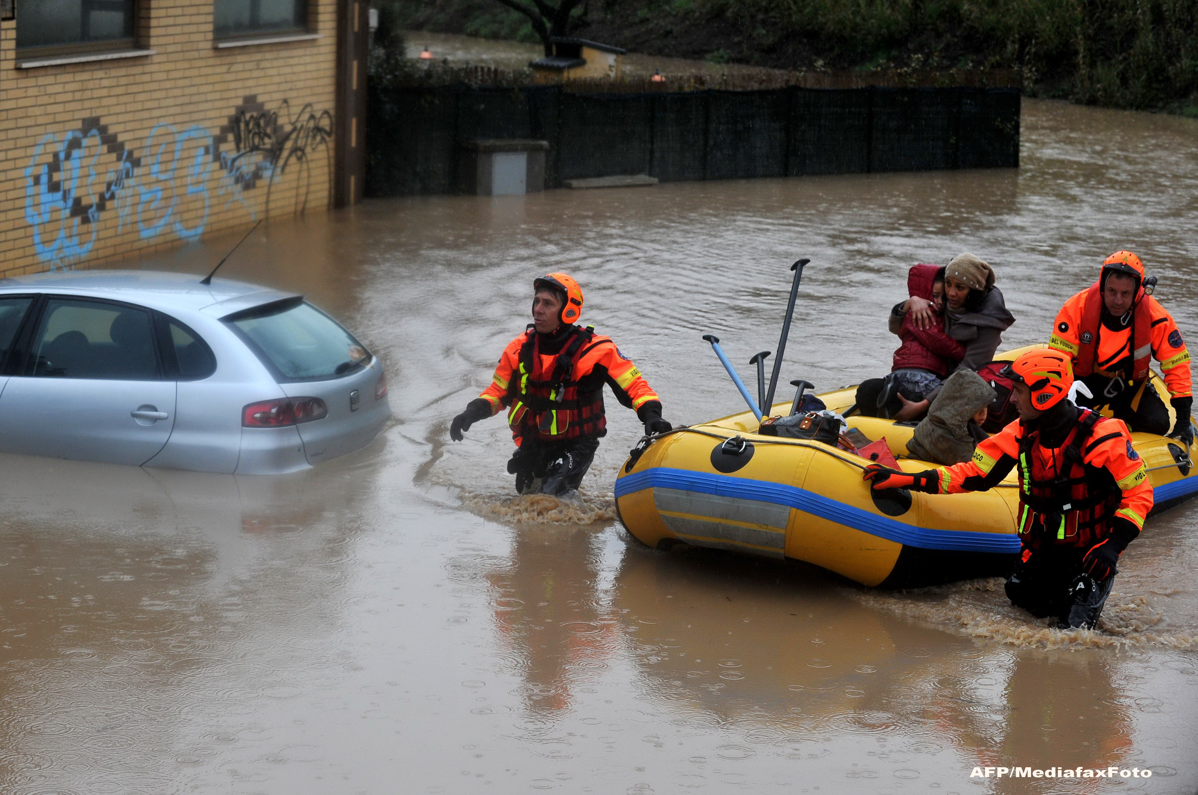 Italia, doborata de furia naturii. Roma, Venetia si Pisa se lupta cu inundatiile, in timp ce Alpii sunt sufocati de zapada