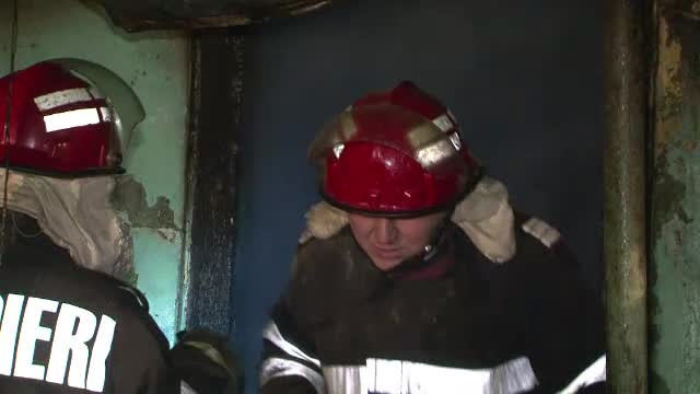 Ironia sortii: in Moldova paralizata de frig s-au produs 5 incendii in doar o ora. Pompierii au stins focul cu zapada