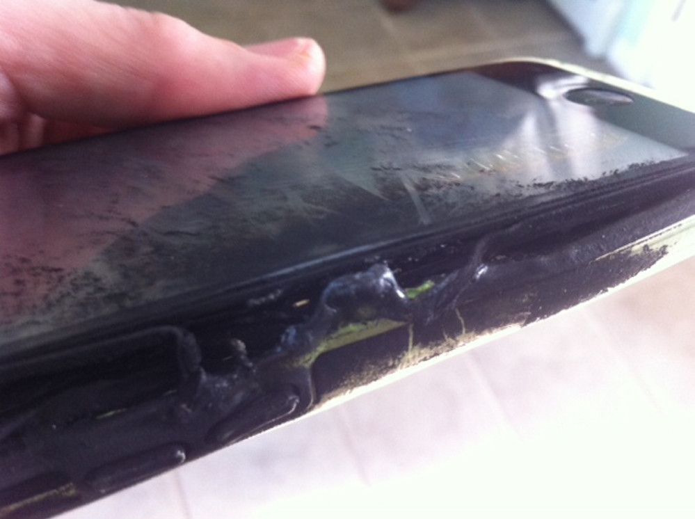 O tanara a suferit arsuri de gradul doi dupa ce telefonul ei, un iPhone 5C, i-a luat foc in buzunar. Ce s-a intamplat