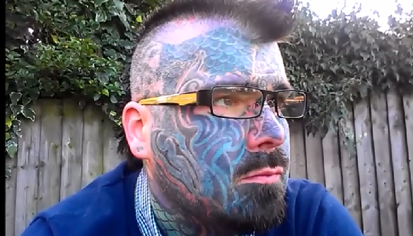 Motivul ciudat pentru care cel mai tatuat barbat din Marea Britanie nu are dreptul la pasaport. VIDEO