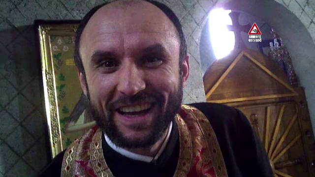 CAMERA ASCUNSA: Metoda prin care un preot din Constanta a pacalit mai multe batrane sa ii dea casele si terenurile