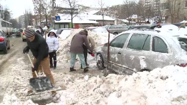 Solutiile gasite de bucuresteni ca sa 'pacaleasca' muntii de zapada care sufoca traficul. Cat costa deszapezitul masinii