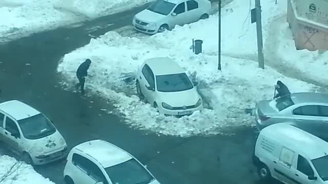Actiunea de "inzapezire" a soferilor care ocupa spatiile libere. Imagini filmate in Capitala. VIDEO
