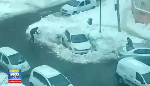 Actiunea de inzapezire a soferilor care ocupa spatiile libere. Imagini filmate in Capitala. VIDEO