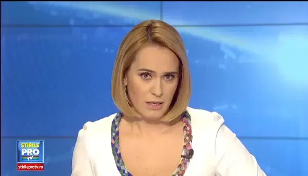 Elena Udrea si cei 15 deputati PDL s-au pozat pe hol, in Parlament dupa demisii. Paleologu: