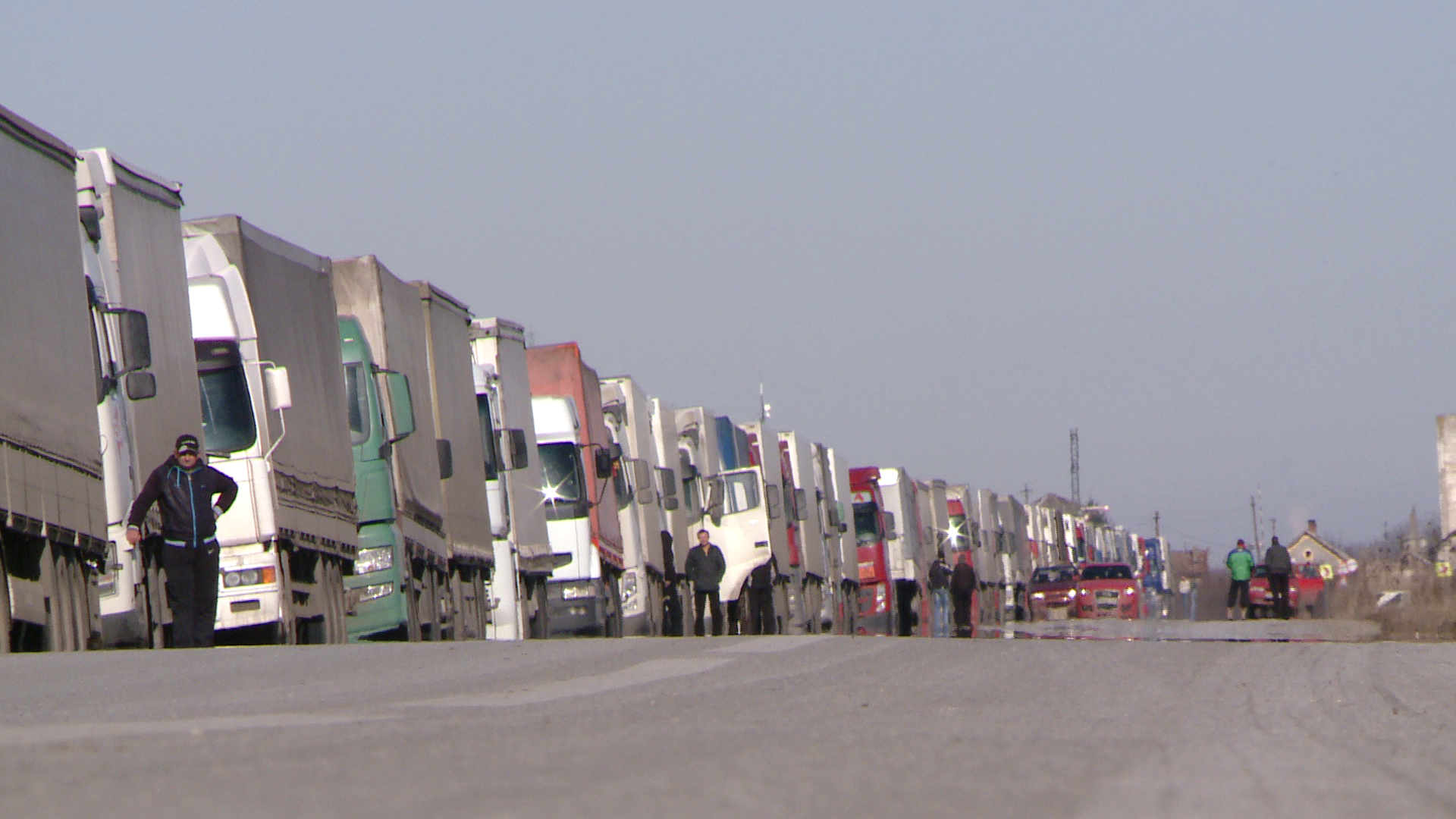 Sutele de TIR-uri adunate in vama Moravita, din cauza restrictiei impuse in Serbia, au putut trece granita aseara