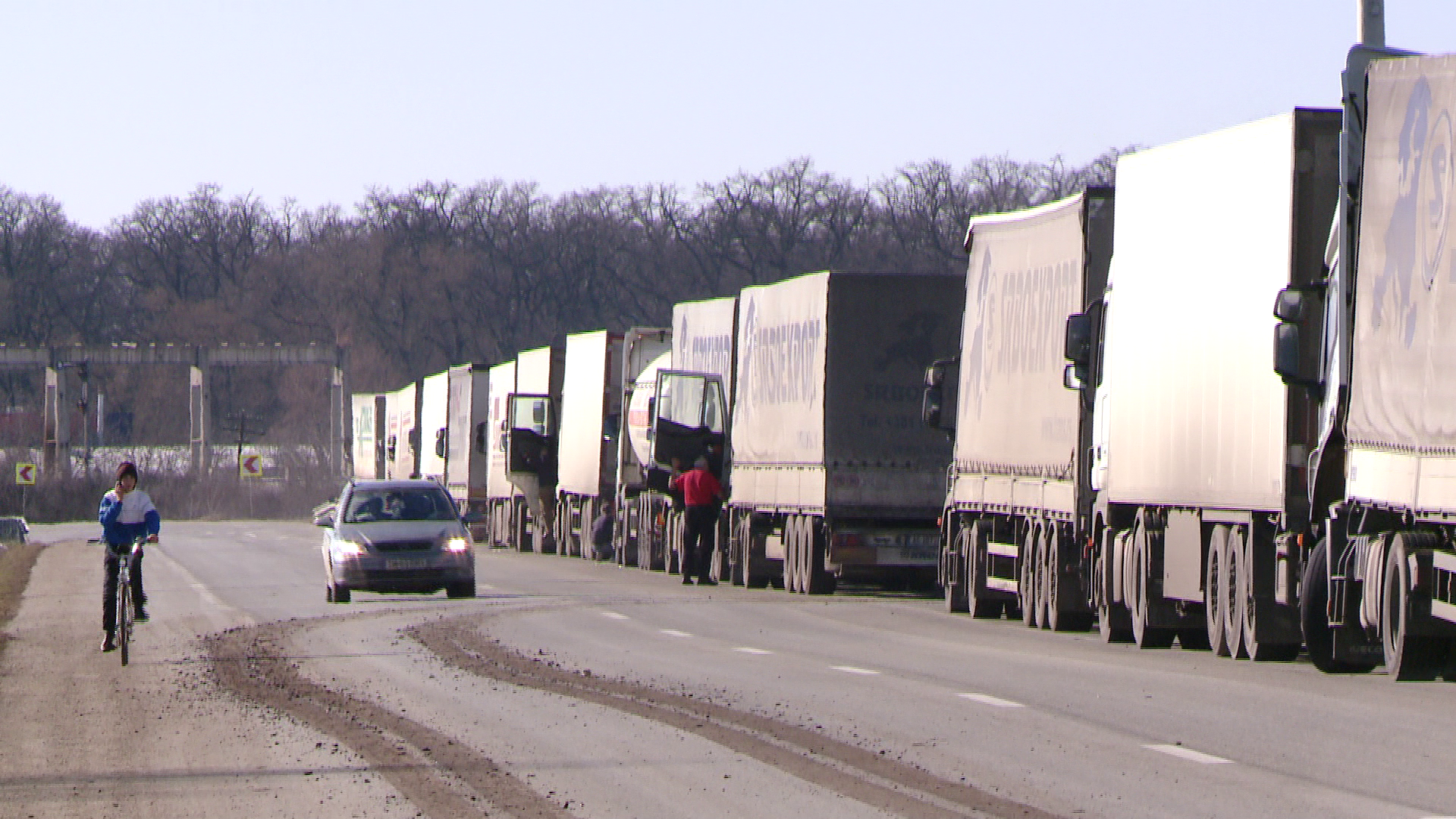 Aglomeratie la Vama Bors. TIR-urile se intind pe o coada de sase kilometri, la iesirea din tara. VIDEO