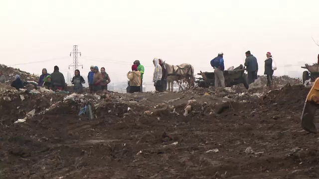 Imaginea saraciei extreme la marginea Ploiestiului. Oamenii pentru care groapa de gunoi a ramas ultima sansa la supravietuire