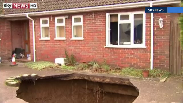 Masina inghitita de o groapa de 9 metri adancime aparuta brusc in curtea unei familii. Cauzele incidentului neasteptat