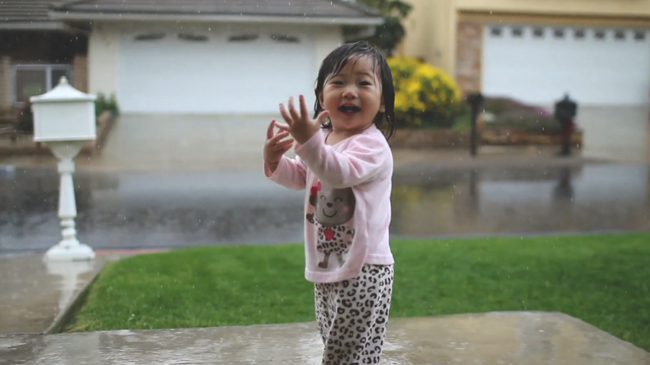 Cum reactioneaza o fetita in varsta de 15 luni cand simte ploaia pentru prima data. VIDEO