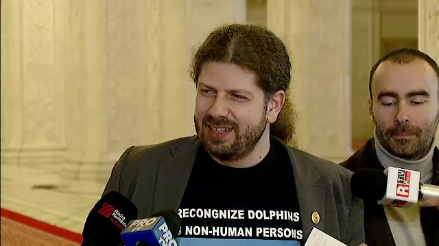 Remus Cernea vrea o lege prin care delfinii sa fie declarati "primele persoane non-umane". Reactia colegilor deputati