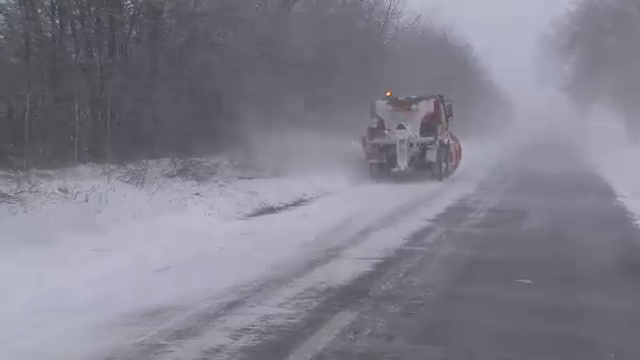 Cod galben de vant in 16 judete, pentru ziua de sambata. In zona montana va ninge viscolit