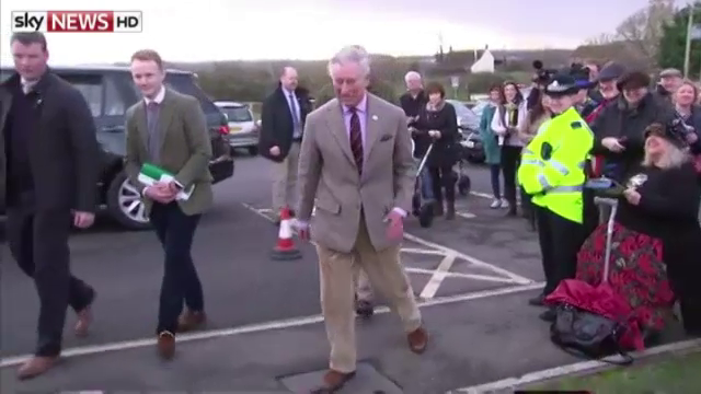 Printul Charles a vizitat sinistratii din Marea Britanie. Un fermier i-a inmanat un plic cu un mesaj