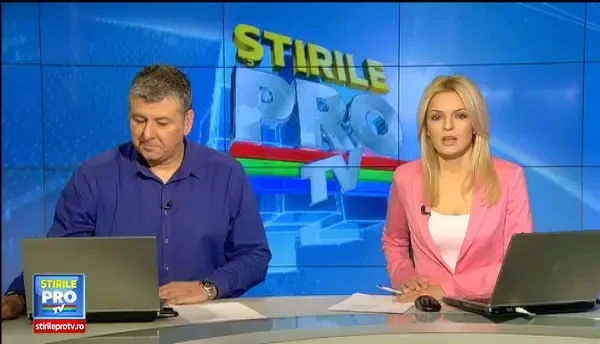 Masina inghitita de o groapa de 9 metri adancime aparuta brusc in curtea unei familii. Cauzele incidentului neasteptat