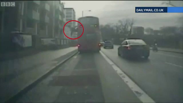 Momentul terifiant in care un barbat este aruncat pe geamul autobuzului, in timpul mersului. VIDEO