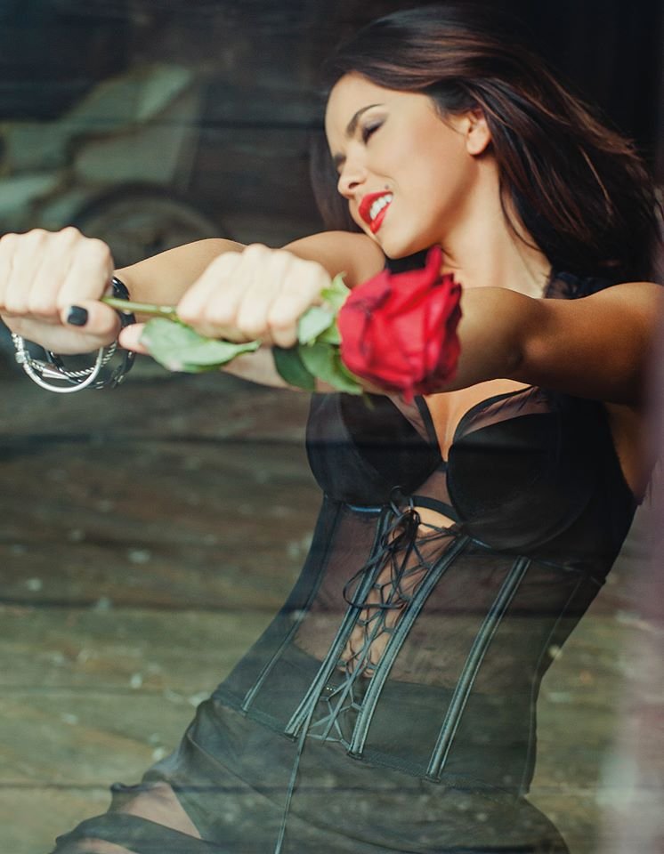 Inna, Facebook, topless