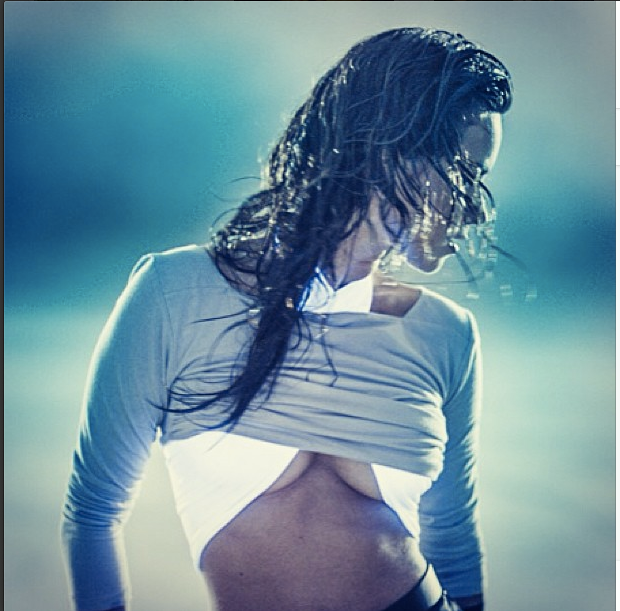 Inna, Facebook, topless