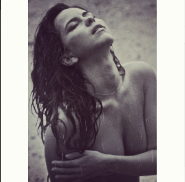 Inna, Facebook, topless