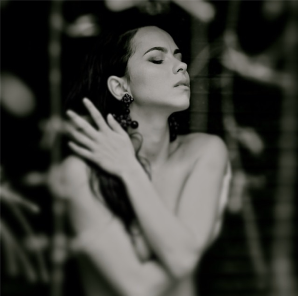 Inna, Facebook, topless