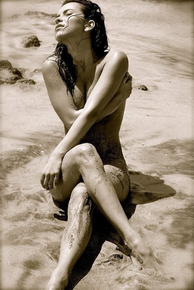 Inna, Facebook, topless