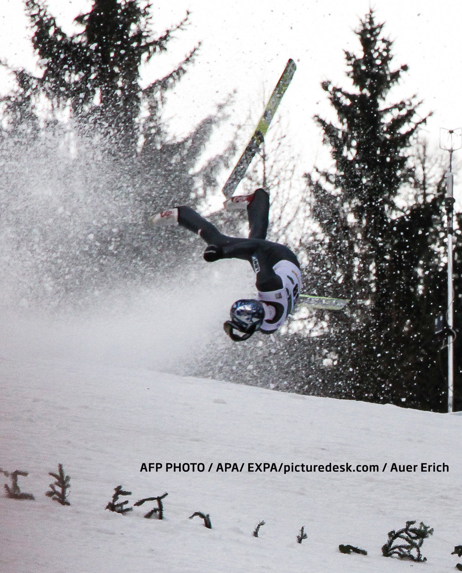 Accident incredibil la schi. Saritura ratata care i-a durut pana si pe spectatori