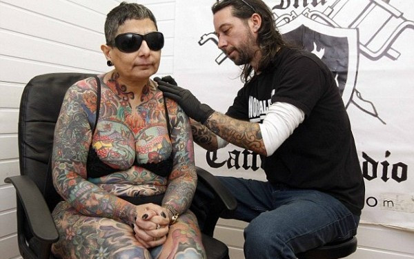 Motivul pentru care femeia din imagine si-a tatuat trupul. Trebuie sa te uiti foarte atent pentru a observa detaliul