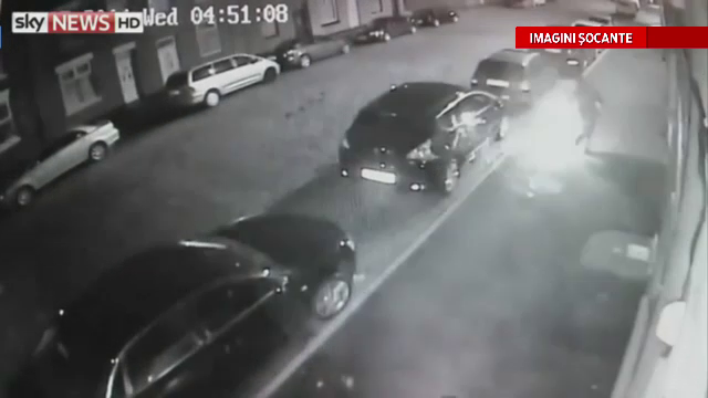 CAMERA DE SUPRAVEGHERE. Un barbat a vrut sa incendieze o masina, insa a ajuns sa isi dea singur foc