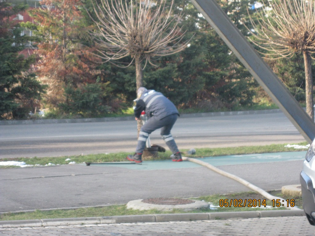 Angajatul unei spalatorii auto din Timisoara, surprins ca folosea apa din hidrant pentru spalarea masinilor